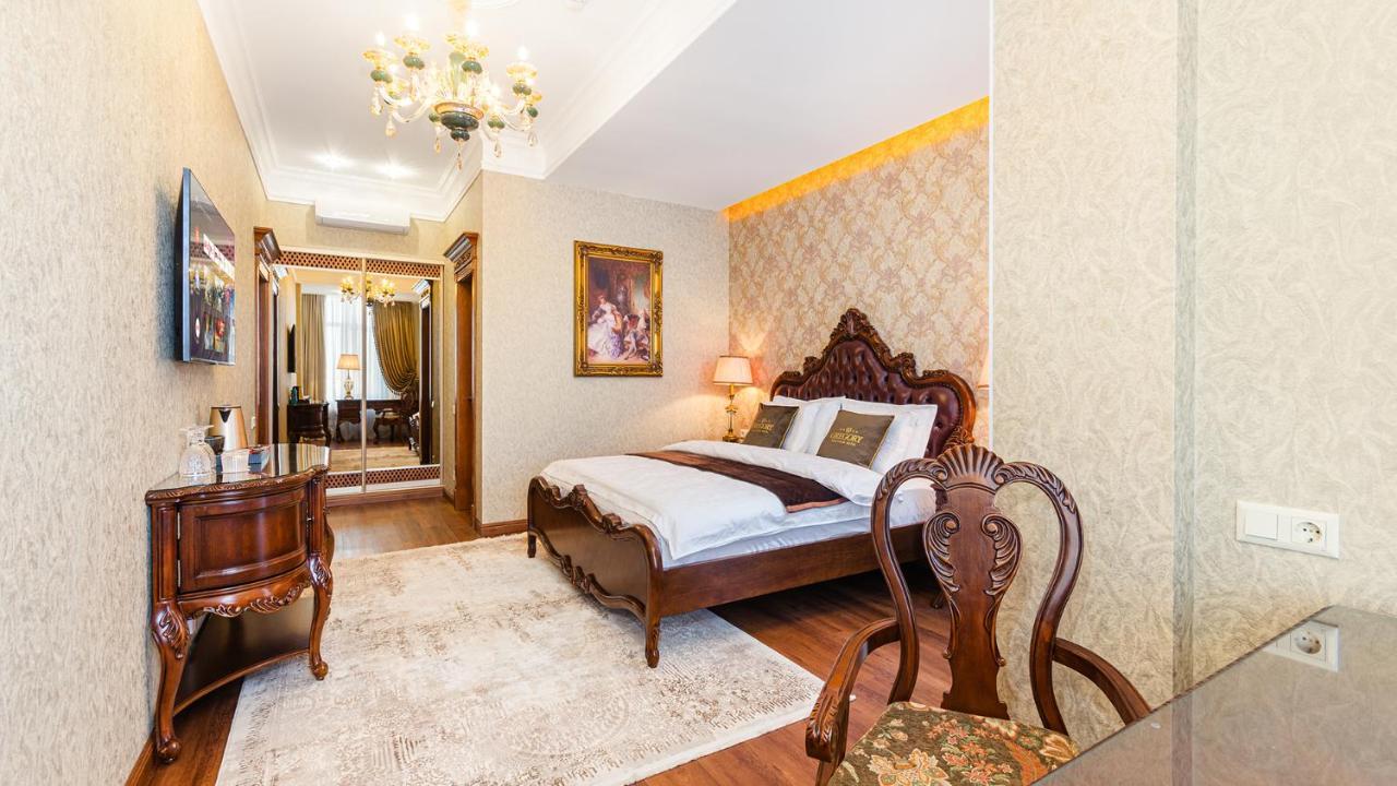 Номер з ліжком розміру king-size і балконом